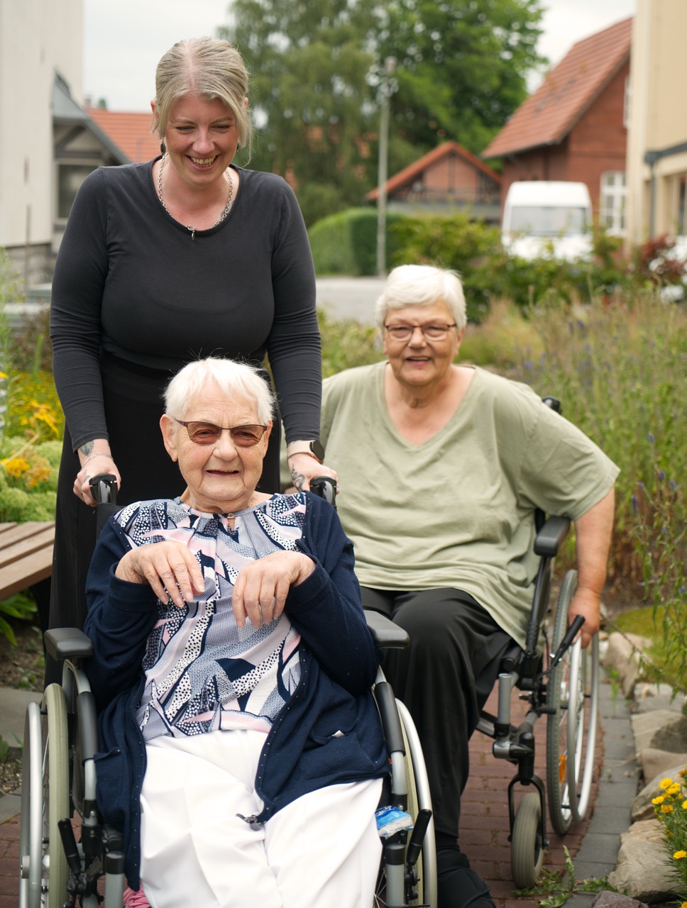 Sarah Schaper begleitet einen Senior bei einem Spaziergang
